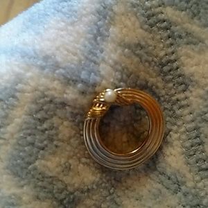 Round pin, gold color with pearl (not real pearl)